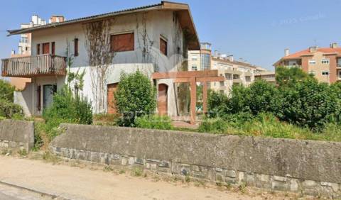 Moradia t4  em albergaria para restaurar