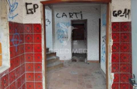 Moradia t4  em albergaria para restaurar