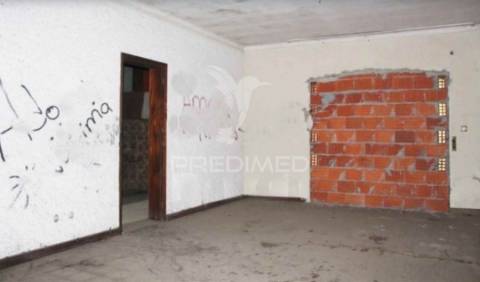 Moradia t4  em albergaria para restaurar