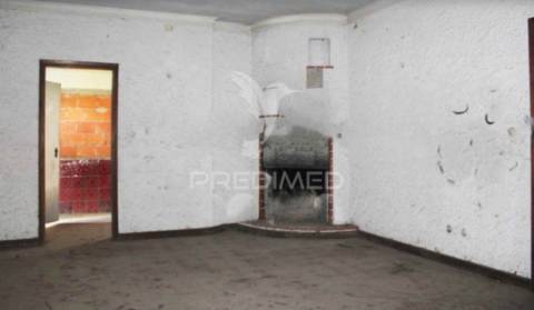 Moradia t4  em albergaria para restaurar