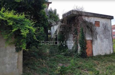 Moradia t4  em albergaria para restaurar