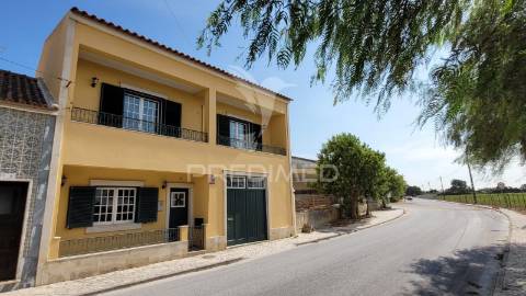 Moradia com 4 quartos no centro de salvaterra de magos