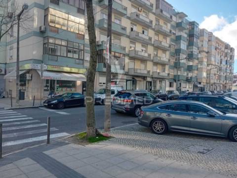 Lisboa t3 benfica junto av.uruguai remodelado