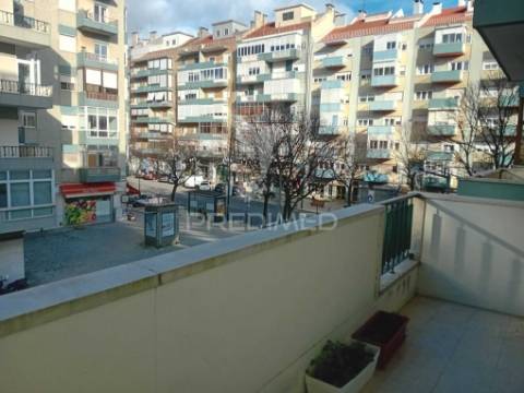 Lisboa t3 benfica junto av.uruguai remodelado