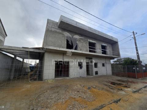 Moradia geminada t3 c/pérgula, pinhal general - fernão ferro