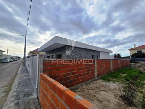 Moradia isolada térrea t3+1, qta. laranjeiras - fernão fero