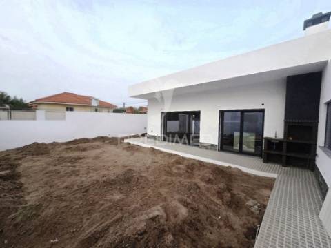 Moradia isolada térrea t4, qta. laranjeiras - fernão fero