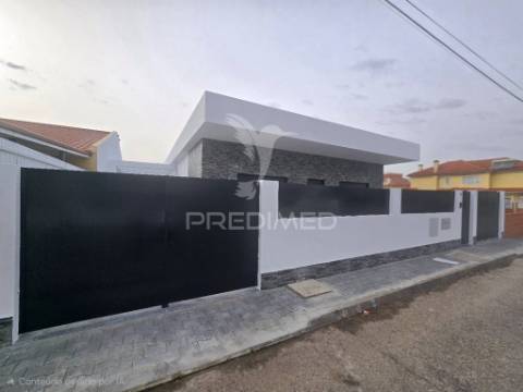 Moradia isolada térrea t4, qta. laranjeiras - fernão fero