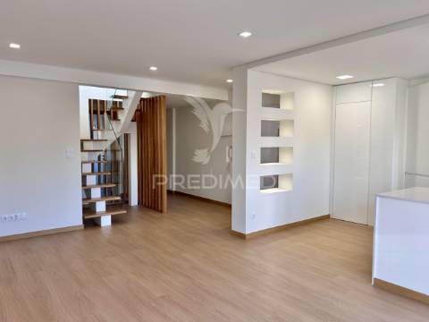 Duplex t4 a estrear com terraço em queluz de baixo, oeiras