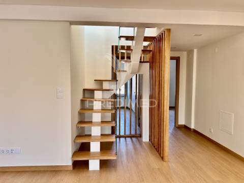 Duplex t4 a estrear com terraço em queluz de baixo, oeiras