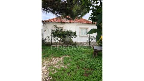 Propriedade com grande terreno em albarraque