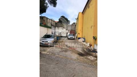 Propriedade com grande terreno em albarraque