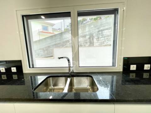 Moradia t3 + 1 escritório | elevado padrão | design contemporâneo | garagem para 5 viaturas