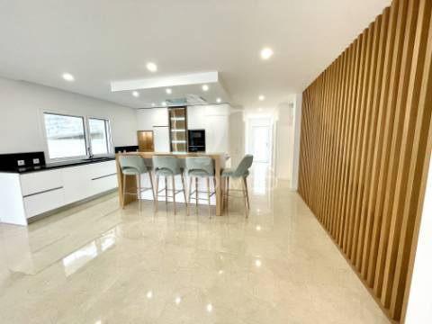 Moradia t3 + 1 escritório | elevado padrão | design contemporâneo | garagem para 5 viaturas