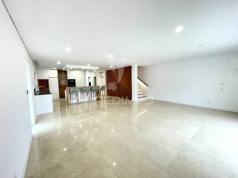 Moradia t3 + 1 escritório | elevado padrão | design contemporâneo | garagem para 5 viaturas