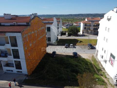 Excelente oportunidade de investimento no centro de montalvo - com projecto!