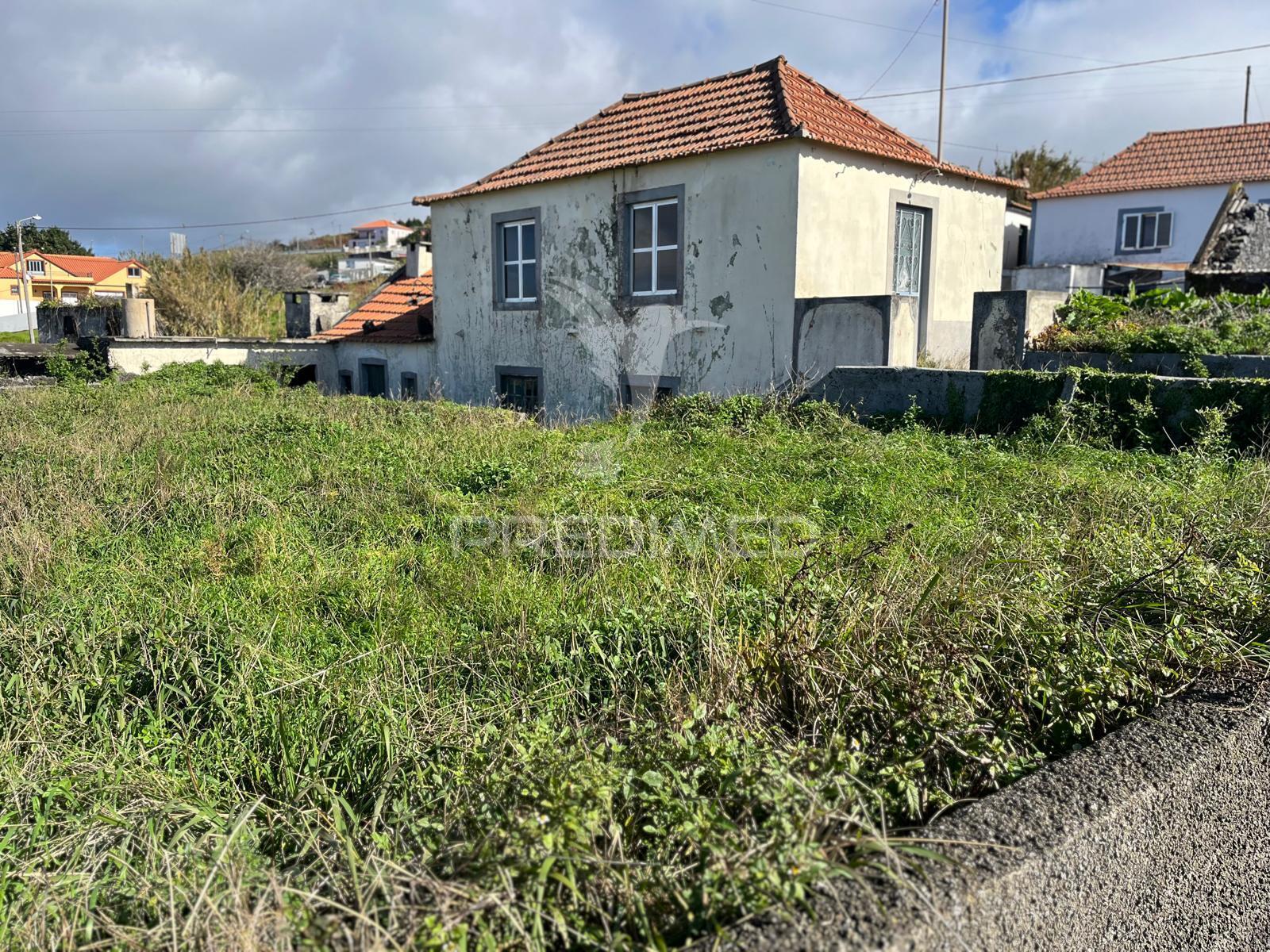 Moradia + um palheiro para reconstrução na ponta do pargo com 670m2 de terreno.