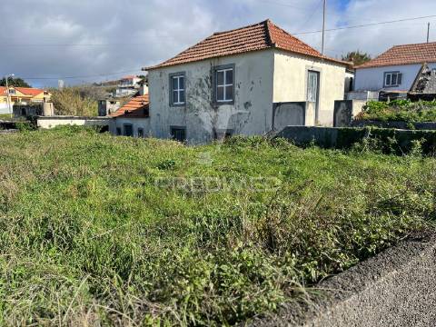 Moradia + um palheiro para reconstrução na ponta do pargo com 670m2 de terreno.