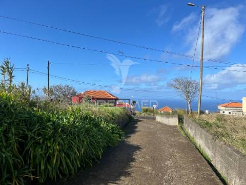 Moradia + um palheiro para reconstrução na ponta do pargo com 670m2 de terreno.