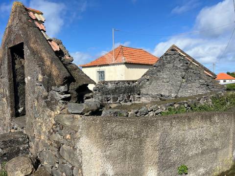 Moradia + um palheiro para reconstrução na ponta do pargo com 670m2 de terreno.