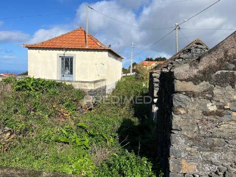 Moradia + um palheiro para reconstrução na ponta do pargo com 670m2 de terreno.