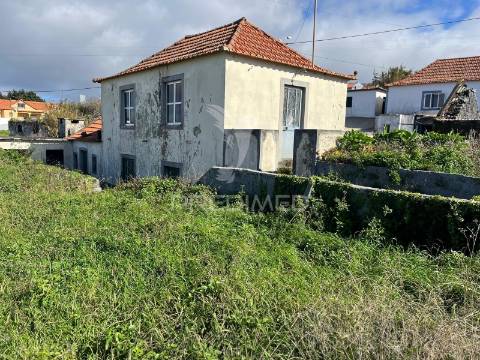 Moradia + um palheiro para reconstrução na ponta do pargo com 670m2 de terreno.