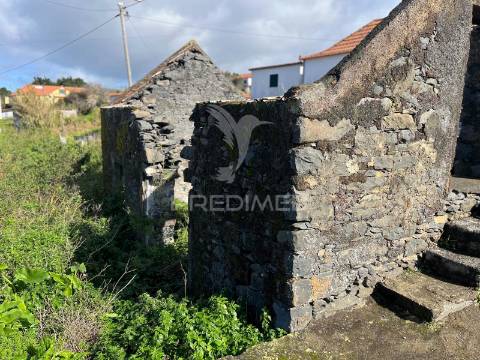 Moradia + um palheiro para reconstrução na ponta do pargo com 670m2 de terreno.