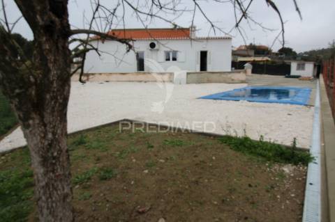 Moradia térrea t3 com piscina exterior