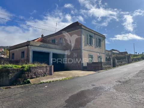 Moradia  para reconstrução na ponta do pargo com 670m2 de terreno