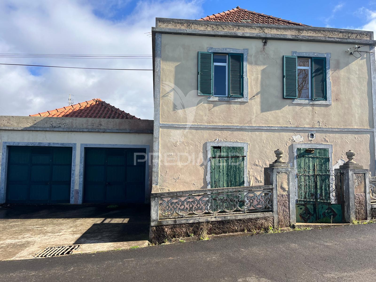 Moradia  para reconstrução na ponta do pargo com 670m2 de terreno