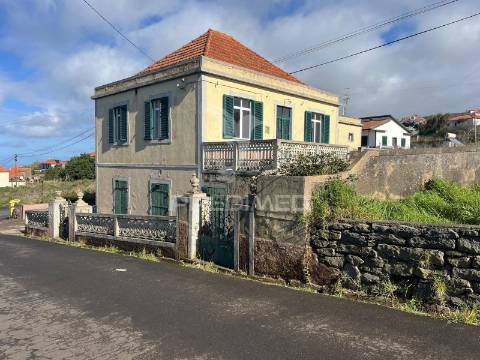 Moradia  para reconstrução na ponta do pargo com 670m2 de terreno