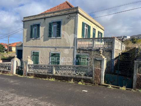 Moradia  para reconstrução na ponta do pargo com 670m2 de terreno