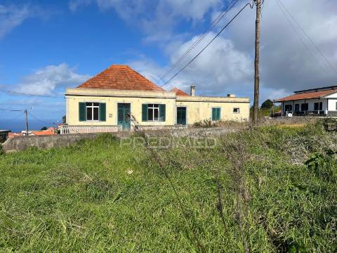 Moradia  para reconstrução na ponta do pargo com 670m2 de terreno