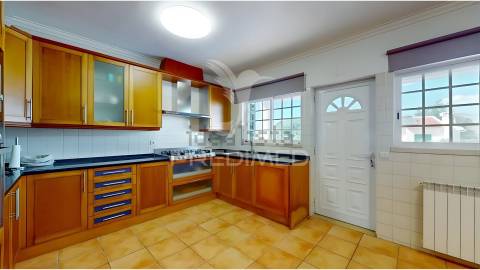 Moradia t4 isolada com piscina