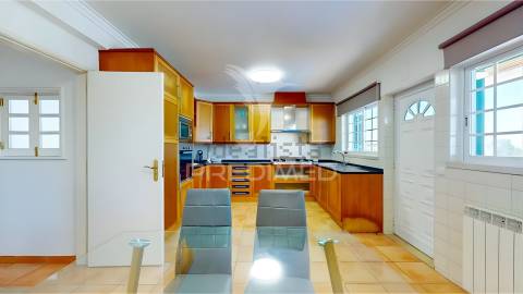 Moradia t4 isolada com piscina