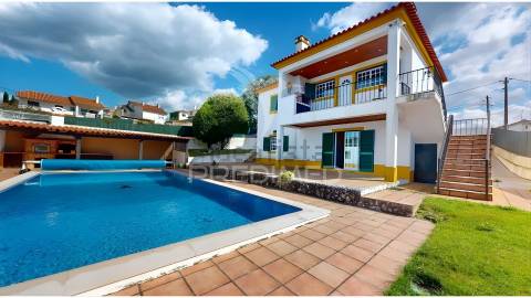 Moradia t4 isolada com piscina