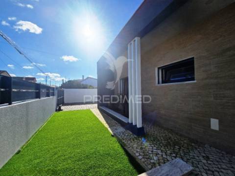 Moradia isolada térreat4, c/piscina e garagem, em azeitão