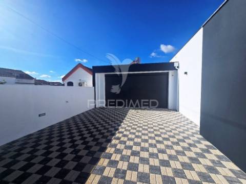 Moradia isolada térreat4, c/piscina e garagem, em azeitão