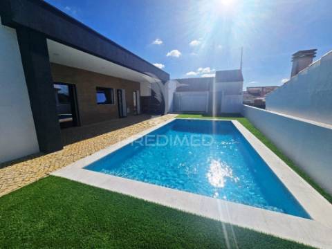 Moradia isolada térreat4, c/piscina e garagem, em azeitão