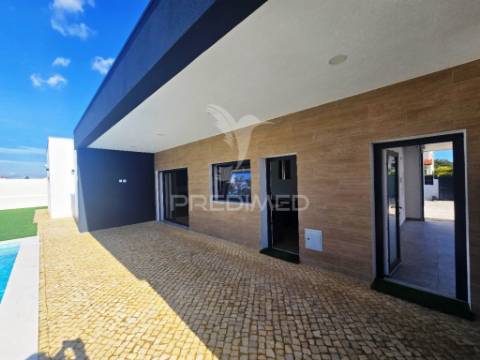 Moradia isolada térreat4, c/piscina e garagem, em azeitão