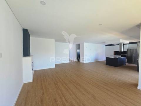 Moradia isolada térreat4, c/piscina e garagem, em azeitão