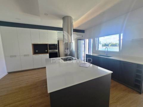 Moradia isolada térreat4, c/piscina e garagem, em azeitão