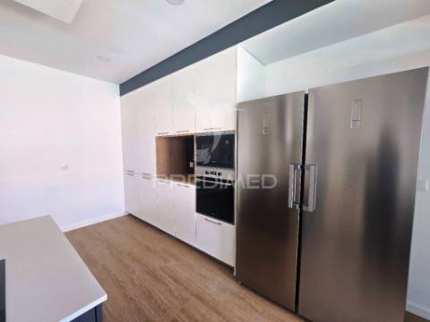 Moradia isolada térreat4, c/piscina e garagem, em azeitão