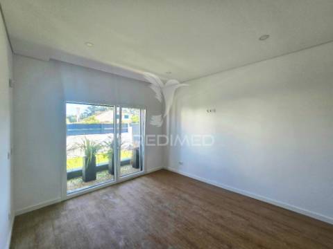 Moradia isolada térreat4, c/piscina e garagem, em azeitão