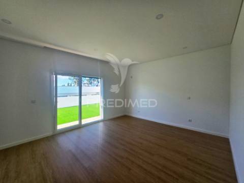 Moradia isolada térreat4, c/piscina e garagem, em azeitão