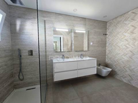 Moradia isolada térreat4, c/piscina e garagem, em azeitão