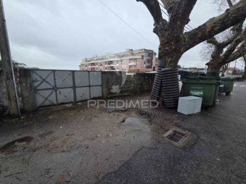 Terreno de luxo com projeto em estudo moradia v7 a 1,5km da praia