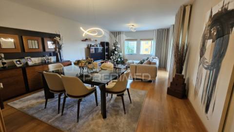 Apartamento t4 em condomínio fechado com piscina e garagem box praia da rocha