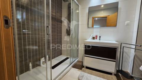 Apartamento t4 em condomínio fechado com piscina e garagem box praia da rocha