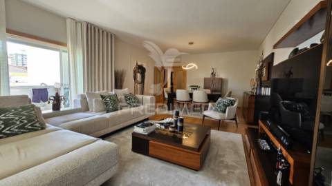 Apartamento t4 em condomínio fechado com piscina e garagem box praia da rocha